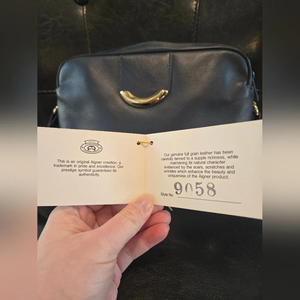 Etienne Aigner Navy Leather Bag with Gold Details - Picture 2 of 9